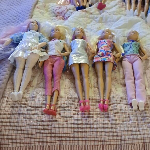 Lot of Barbies - Picture 2 of 4